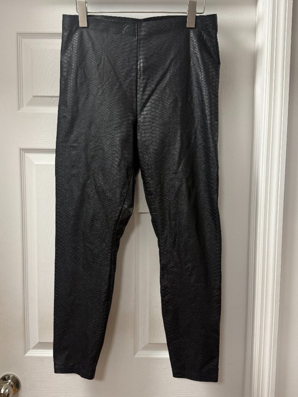 HUE Black Faux Leather Snake Embossed Legging Pants Women's size Large